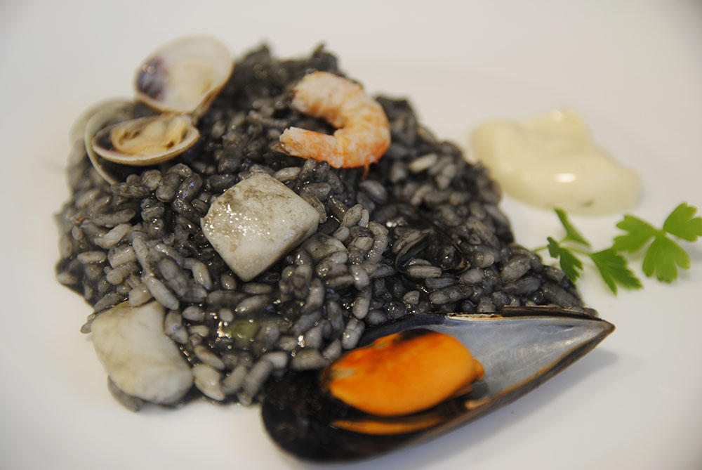 Arroz negro con calamares y gambas