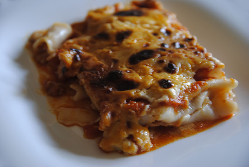 Canelones de atún, tomate y huevo