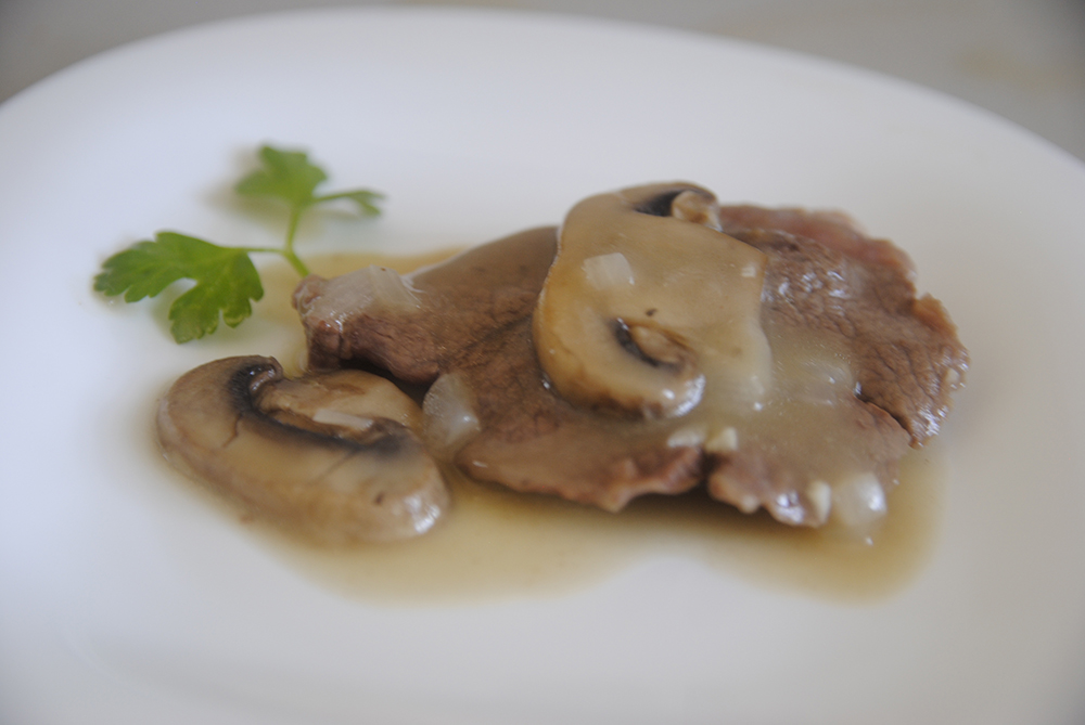 Filetes de ternera en salsa con champiñones