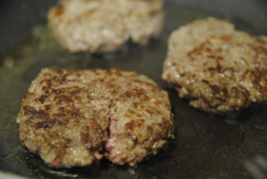 Receta de Hamburguesa casera con cebolla caramelizada paso a paso