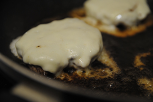 Receta de Hamburguesa casera con cebolla caramelizada paso a paso