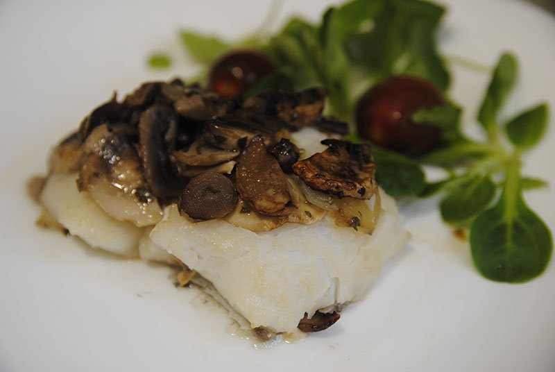 Merluza al horno con champiñones