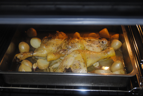 Receta de Muslos de pollo al horno con patatas paso a paso