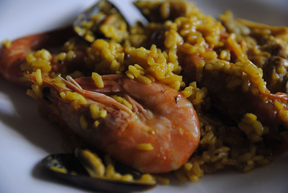 Receta de paella de pollo y marisco