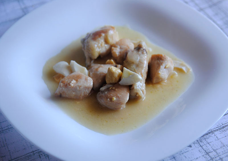 Pollo en pepitoria