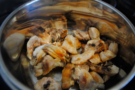 Incorporamos el pollo en una cazuela