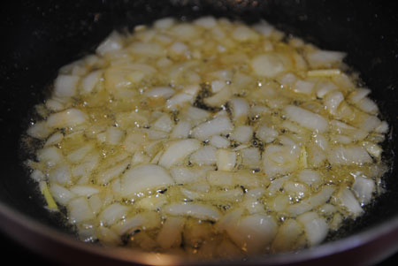 Hacemos un sofrito con el ajo y la cebolla