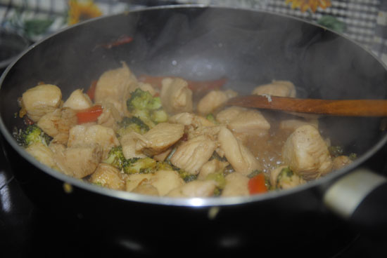 Receta de pollo teriyaki - salteando el pollo