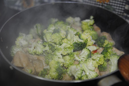Receta de pollo teriyaki - salteando el brocoli