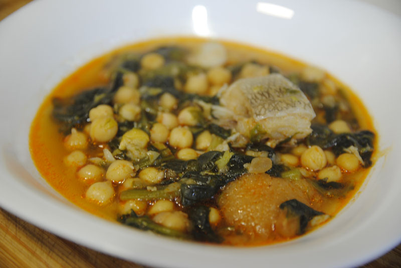 Receta tradicional de potaje de garbanzos con bacalao y espinacas