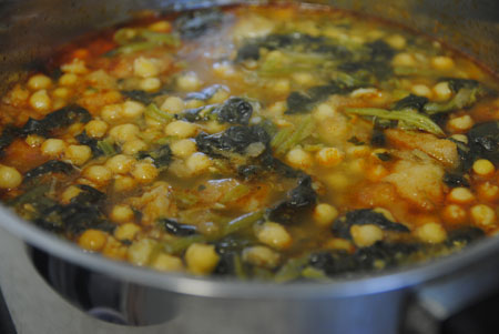 Potaje de garbanzos con bacalao y espinacas