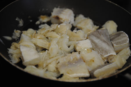 Bacalao desalado con cebolla y el ajo