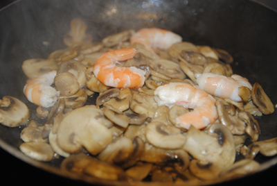 Receta de Revuelto de champiñones y gambas paso a paso