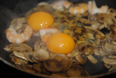 Receta de Revuelto de champiñones y gambas paso a paso