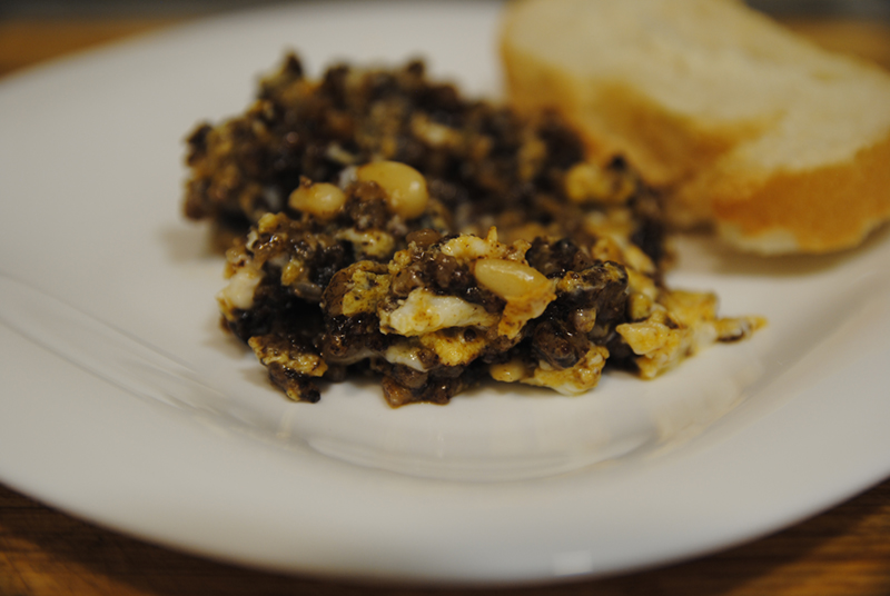 Revuelto de morcilla con piñones