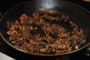 Receta de Revuelto de morcilla con piñones paso a paso