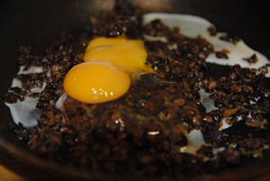 Receta de Revuelto de morcilla con piñones paso a paso