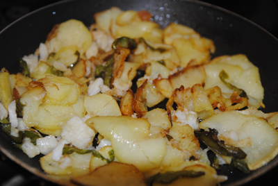 Receta de Revuelto de patatas con bacalao paso a paso