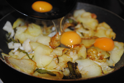 Receta de Revuelto de patatas con bacalao paso a paso