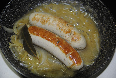 Receta de Salchichas bratwurst a la cerveza paso a paso