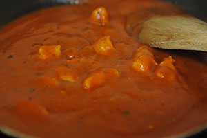 Receta de Tallarines con salsa de tomate y gambas paso a paso