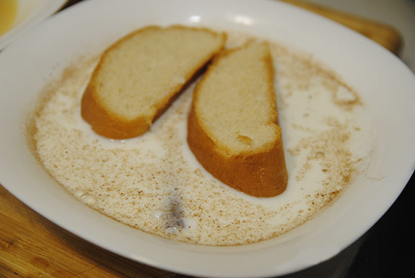 Torrijas - rebanadas de pan mojadas en leche con canela