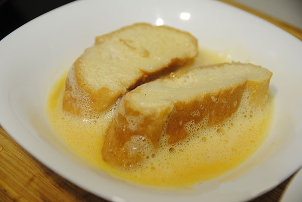 Torrijas - rebanadas de pan mojadas en huevo