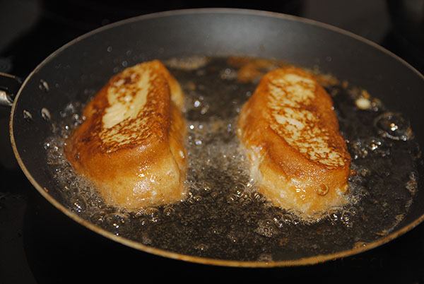 Torrijas friendose en aceite de oliva