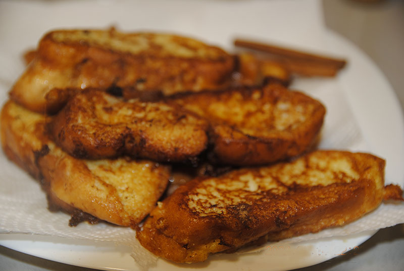 Torrijas sobre servilletas de papel para asorber el exeso de grasa