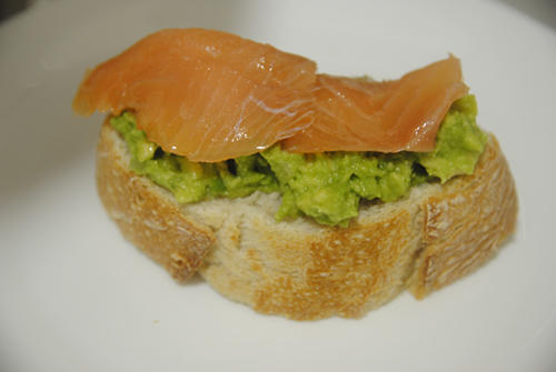 Receta de tosta de salmón y aguacate paso a paso