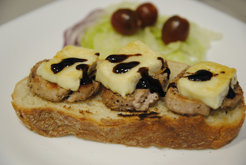 Tosta de solomillo y queso camembert